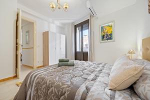 a bedroom with a large bed and a window at Apartamentos El Compromiso in Caspe