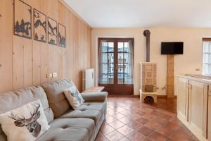a living room with a couch and a kitchen at Fior di montagna in Bormio