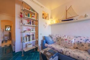 a living room with a couch and a book shelf at Residence La Virginia in Palau