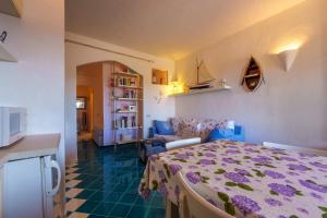 a kitchen and a living room with a bed in a room at Residence La Virginia in Palau