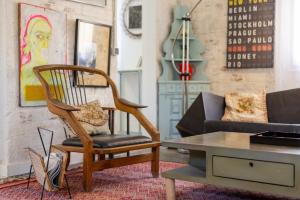 a living room with a chair and a couch at La Fabriqueta Apartament in Ríudecañas