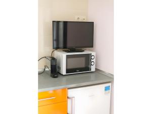 a television sitting on top of a microwave at Nogal in Hospital