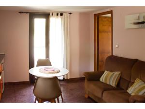 a living room with a couch and a table at Nogal in Hospital