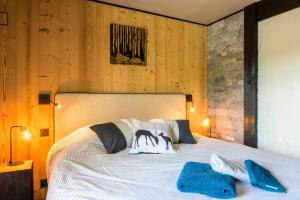 a bedroom with a bed with two towels on it at Le chalet Amélie in La Bresse