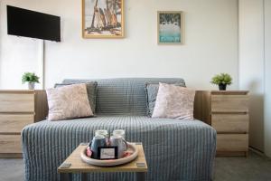 a room with a bed with a tray of food on a table at Plage et Soleil Parking Privé Piscine Plage à 5 min in La Grande Motte