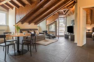 a living room with a table and a couch at Maison Vittoria Lago Maggiore in Laveno-Mombello