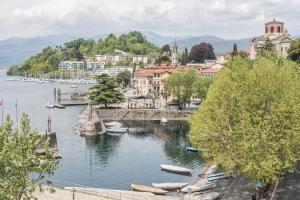 a town with boats in a body of water at Maison Vittoria Lago Maggiore in Laveno-Mombello