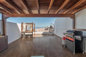 a kitchen with a stove and a view of a balcony at Las Cucharitas in La Guancha