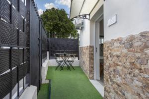 a courtyard with a table and green grass at Casa Abuela Maria in Jerez