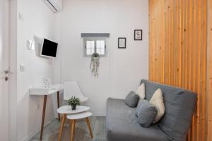 a living room with a couch and a table at Casa Abuela Maria in Jerez