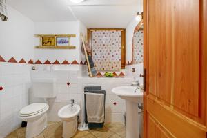 a bathroom with a toilet and a sink at Maison Cerise Pila in Gressan