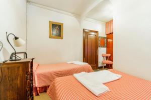 a room with two beds with orange sheets at El chalet El uncar in Castrejón de la Peña
