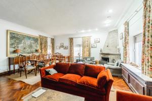 a living room with a couch and a dining room at El chalet El uncar in Castrejón de la Peña