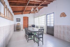 a dining room with a table and chairs at Casa das 3 Marias in Biscoito Bravo