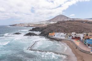 an aerial view of a beach with a mountain at Siempreviva in Gáldar
