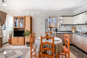 a kitchen with a table and chairs in a room at Siempreviva in Gáldar