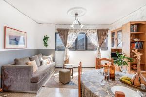 a living room with a couch and a table at Siempreviva in Gáldar