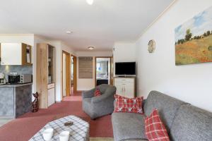 a living room with a couch and a kitchen at Ferienwohnung Becker in Schwalefeld