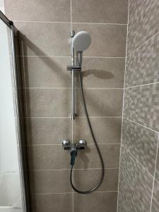 a shower with a shower head in a bathroom at Appartement Autza 6 voyageurs proche des plages in Moliets-et-Maa +18 photos
