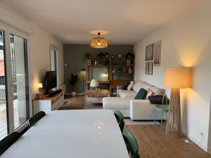 a living room with a table and a couch at Appartement Autza 6 voyageurs proche des plages in Moliets-et-Maa