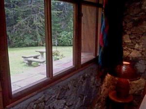 a window with a view of a picnic table and a bench at CABAÑA vacacional in Temblador