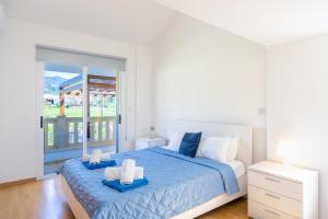 a bedroom with a bed with two towels on it at Villa Bella Ena in Nea Dimmata +19 photos