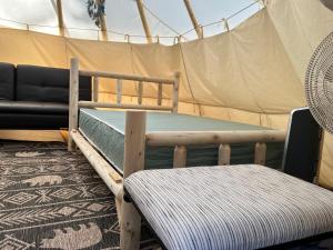 Llit o llits en una habitació de 22ft authentic Tipi