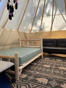Llit o llits en una habitació de 22ft authentic Tipi