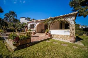 a house with an arch and a yard at Romántica Jávea -Solo Familias 1769 in El Tosalet