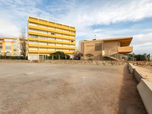 an empty parking lot in front of a building at Maison de la plage in Valras-Plage
