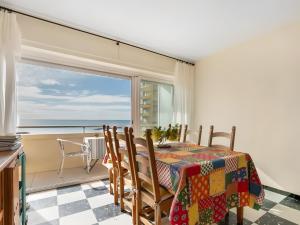 a dining room with a table and a view of the ocean at Maison de la plage in Valras-Plage