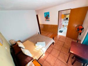 a small room with a bed and a table at Divin'Art in Tarrafal da Vila de Ribeira Grande