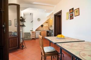 a kitchen with a table with a bowl of fruit on it at Etnalodge in Piedimonte Etneo