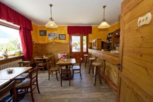 a restaurant with tables and chairs and a bar at Hotel Valentino - Bionaz in Bionaz
