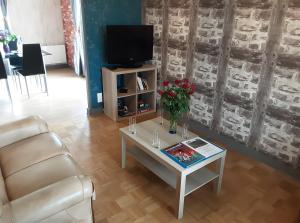 a living room with a coffee table and a tv at Gîte de Lonzanges in Lanobre