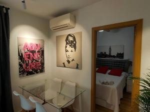 a living room with a glass table and a bed at Erudito in Valencia
