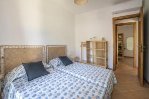 ein Schlafzimmer mit einem Bett mit blauen Kissen in der Unterkunft Flat Arcipelago in Palau