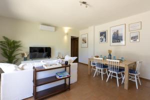 ein Wohnzimmer mit Sofa und Tisch in der Unterkunft Flat Arcipelago in Palau