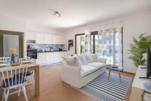ein Wohnzimmer mit einem weißen Sofa und einem Tisch in der Unterkunft Flat Arcipelago in Palau