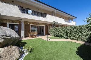 ein Haus mit einem Rasen davor in der Unterkunft Flat Arcipelago in Palau