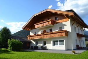 a house with a balcony on top of it at Unterhauserhof App B in Valdaora