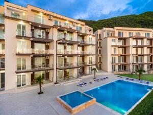 ein Wohnhaus mit einem davorliegenden Swimmingpool in der Unterkunft Manya in Seoca
