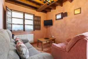 a living room with a couch and a table at Orandi in Cangas de Onís