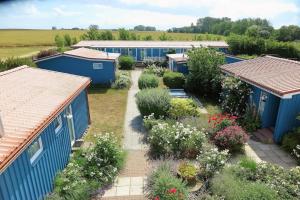 an overhead view of a garden with blue huts at Möve Aba Bungalow 67 in Rerik