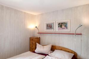 a bedroom with two beds and two lamps at Möve Aba Bungalow 67 in Rerik