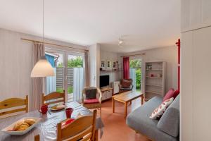 a living room with a couch and a table at Möve Aba Bungalow 67 in Rerik