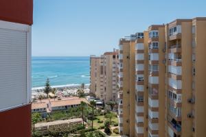 Blick auf den Strand vom Balkon eines Gebäudes in der Unterkunft Bloque 78 in Torrox