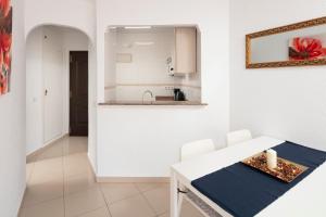 eine Küche und ein Esszimmer mit einem Tisch in der Unterkunft Bloque 78 in Torrox