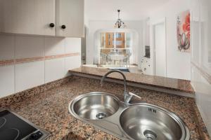 eine Küche mit Spüle und Arbeitsplatte in der Unterkunft Bloque 78 in Torrox + 20 Fotos
