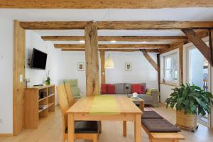ein Wohnzimmer mit einem Holztisch und einem Sofa in der Unterkunft Müllerjörgenhof in Gutach